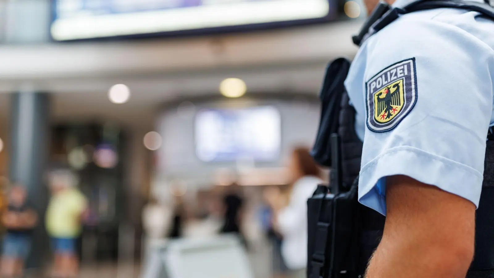 Die meisten Verstöße gegen das Waffenverbot zählte die Bundespolizei in Nürnberg. (Symbolbild) (Foto: Daniel Karmann/dpa)