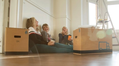 Gute Laune beim Umzug? Mit den richtigen Helfern kann sogar Kartonschleppen Spaß machen. (Foto: Christin Klose/dpa-tmn)