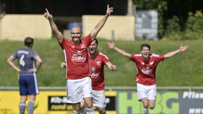 Patrick Kahle (vorne) vom SV Schalkhausen jubelt über seinen Treffer in Feuchtwangen. (Foto: Martin Rügner)