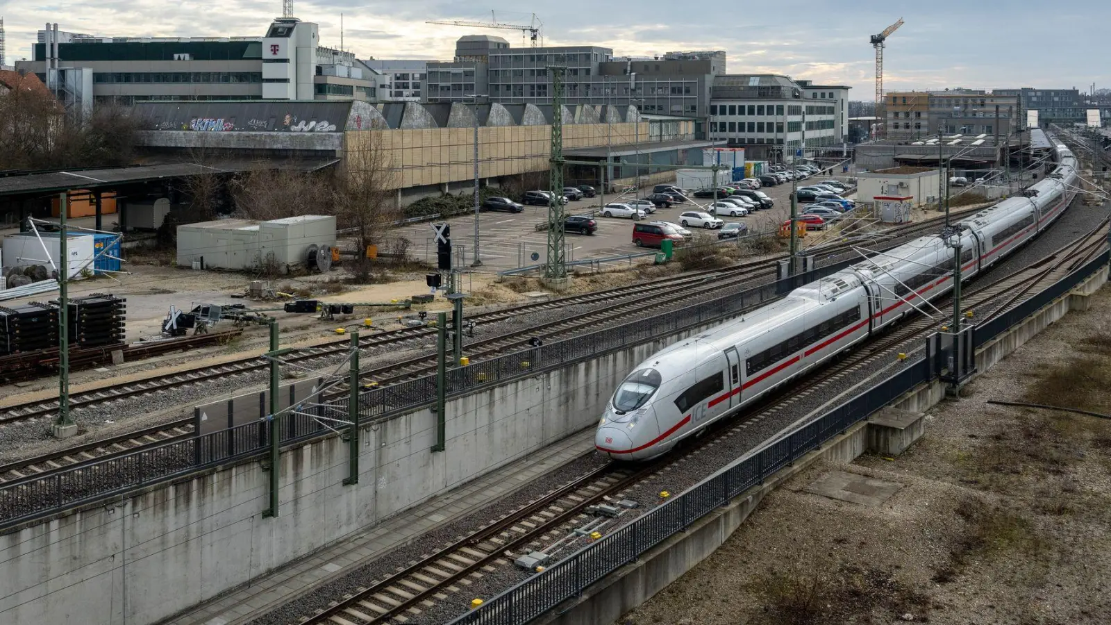 Seit heute rollen die Fernzüge am Ulmer Hauptbahnhof wieder. (Archivbild)  (Foto: Stefan Puchner/dpa)