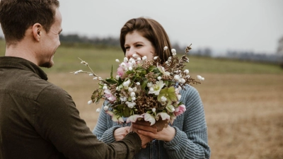 Auch wenn ein Strauß mit regional wachsenden Blumen im Winter eine Herausforderung ist, es gibt ihn - unter anderem mit Christrosen und Weidenkätzchen. (Foto: Stephanie Wittmer/stephaniewittmer.ch/dpa-tmn)