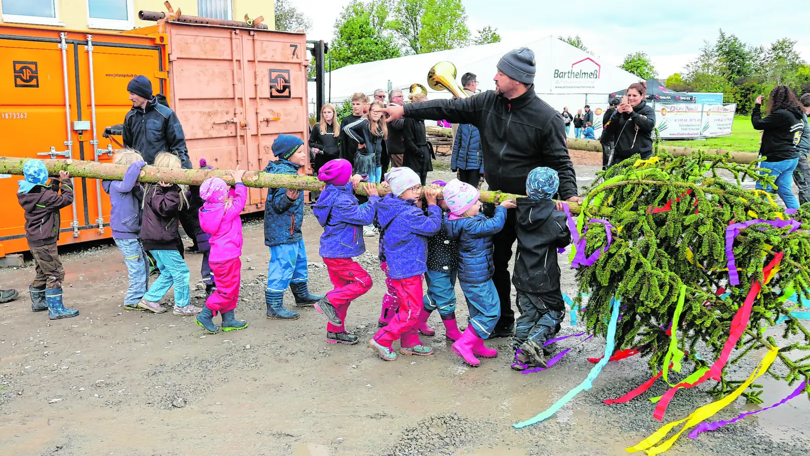 Der schmucke Kirchweihbaum wird auch heuer wieder aufgestellt. Ein Spektakel, das Sie erleben sollten! (Foto: Archiv)