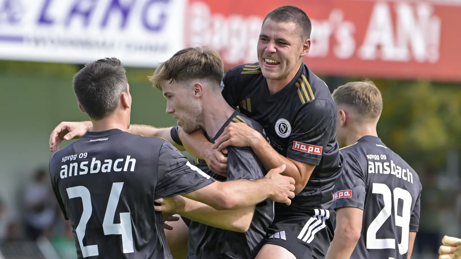 Jubel bei der SpVgg Ansbach: Hier freuen sich (von links) Ben Müller, Torschütze Matthias Hahn und Mirko Puscher über den Treffer zum 2:2. (Foto: Martin Rügner)