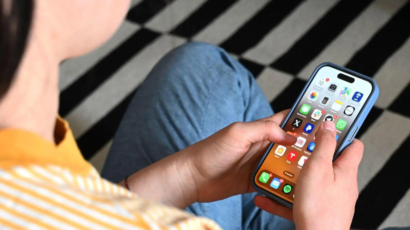 Jugendliche fordern tendenziell statt Verboten eher besseren Schutz auf digitalen Plattformen.(Symbolbild) (Foto: Elisa Schu/dpa)