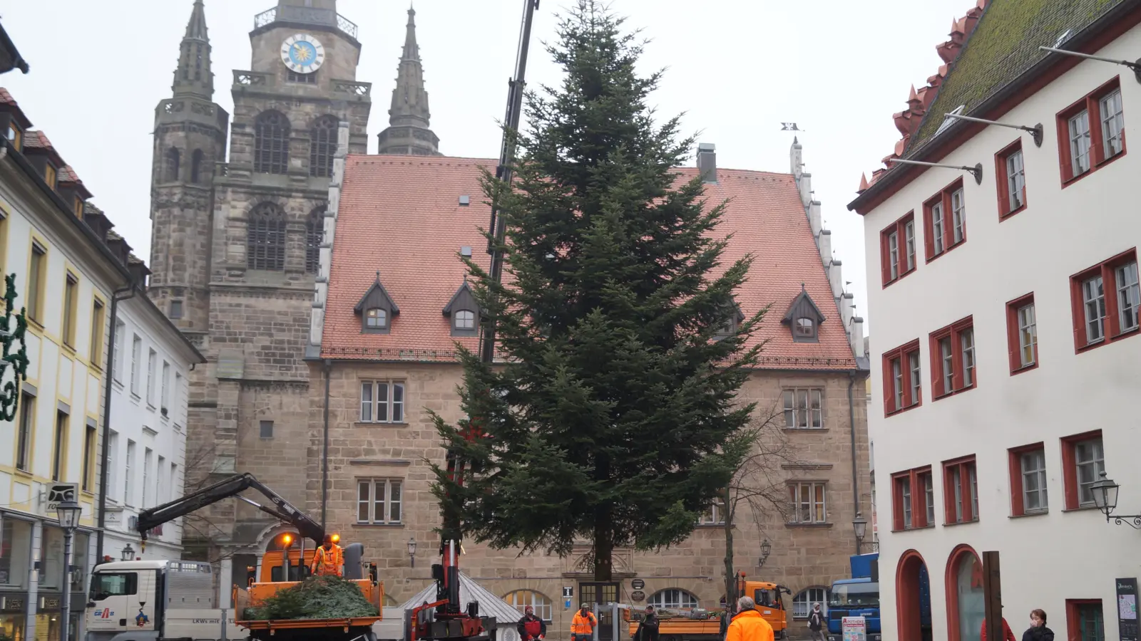 Unter anderem der Martin-Luther-Platz wird in Ansbach häufig mit einem gespendeten Christbaum geschmückt. (Archivbild: Thomas Schaller )