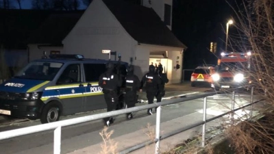 Am frühen Abend drang das Spezialeinsatzkommando in das Mehrfamilienhaus ein und konnte nach einer längeren Suche den 40-Jährigen schließlich widerstandslos und unbewaffnet festnehmen. (Foto: Florian Pöhlmann)