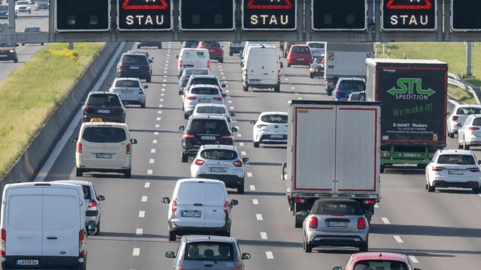 LKW und PKW stauen sich auf der Autobahn A8 in Richtung München. (Foto: Peter Kneffel/dpa)