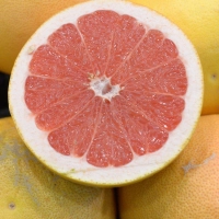 Die Grapefruit blockiert wichtige Enzyme und kann daher die Wirkung von Medikamenten beeinflussen. (Foto: Andrea Warnecke/dpa-tmn)