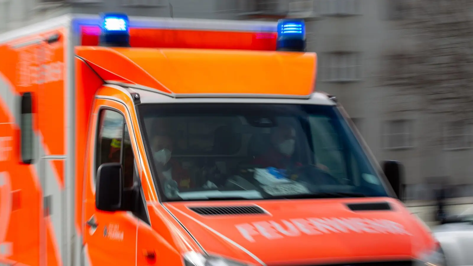 Ein Rettungswagen der Feuerwehr fährt auf einer Straße. (Foto: Fernando Gutierrez-Juarez/dpa/Symbolbild)