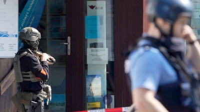 Die Polizei muss abwarten, wie sich die Lage „in den nächsten Minuten, Stunden“ entwickelt. (Foto: Thomas Frey/dpa)