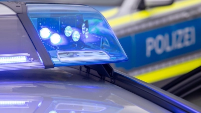 Aktuell ist die Staatsstraße zwischen Ergersheim und Neuherberg wegen eines Unfalls gesperrt. Die Feuerwehr leitet den Verkehr um. (Symbolbild: Daniel Karmann/dpa)