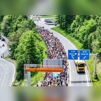 Tausende demonstrierten gegen die Umweltbelastungen durch den Transitverkehr. (Foto: Jason Tschepljakow/dpa)