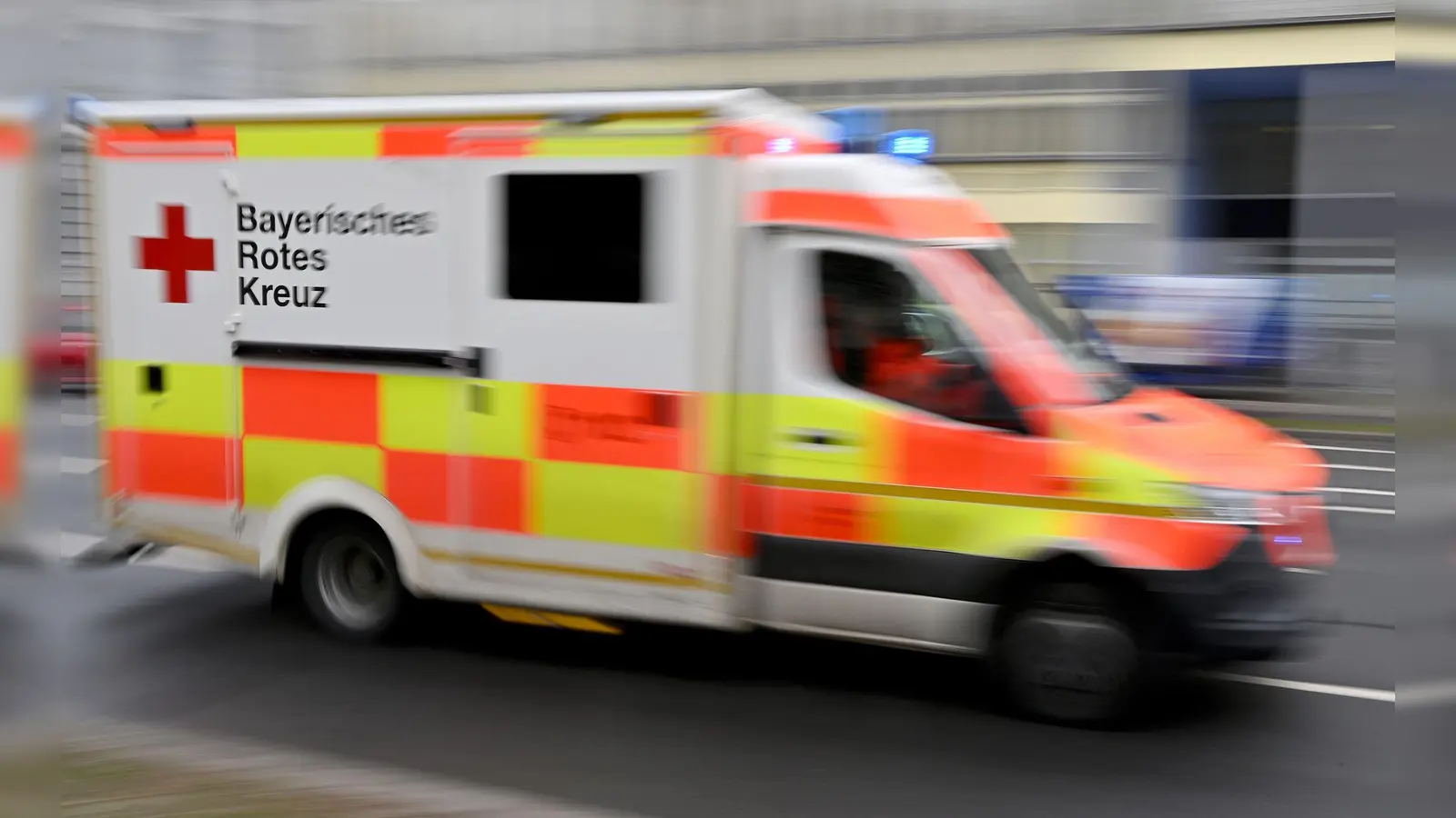 Nach der Notbremsung eines Kleinbusses nahe Münchberg musste eine 65-Jährige schwer verletzt ins Krankenhaus gebracht werden. (Symbolbild) (Foto: Peter Kneffel/dpa)