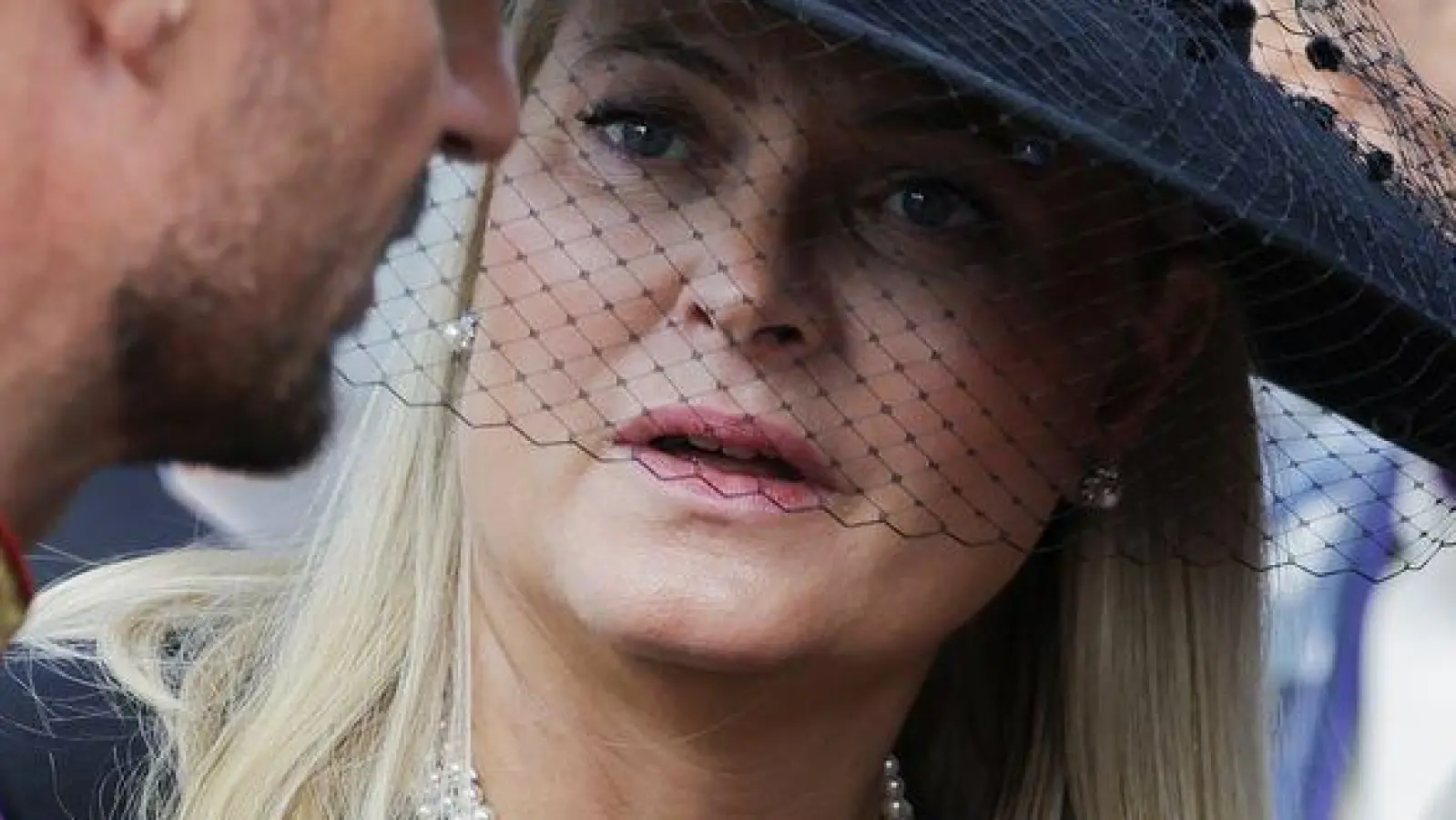 Die norwegische Königin Mette-Marit (Mitte) kann ihren Mann Königin Haakon VIII. (links) nicht zur Eröffnung des Parlaments begleiten. Hier sind die beiden am Tag der Trauerfeier für den Ende August gestorbenen König Harald V. zu sehen. (Archivbild) (Foto: Paul S. Amundsen/Pool NTB/AP/dpa)