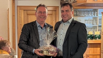 Der Ortsvorsitzende und Bürgermeisterkandidat Wolfgang Ringel (rechts) bedankt sich beim stellvertretenden Kreisvorsitzenden Herbert Lindörfer für die Leitung der Nominierungswahl. (Foto: Katrin Skuthan )