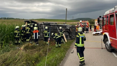 Das Fahrzeug kam von der Fahrbahn ab und kippte auf die Seite. (Foto: Feuerwehr Uffenheim)