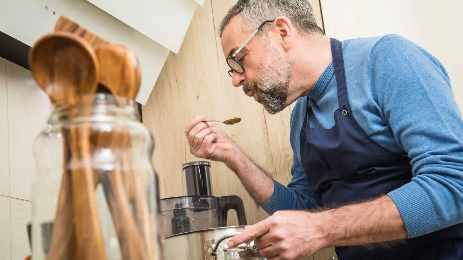 Etwas Einfaches, Schnelles mit wenigen Zutaten zu kochen, steigert die Motivation. (Foto: Christin Klose/dpa-tmn)