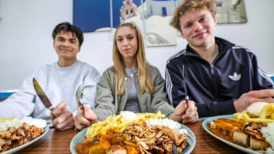 Beliebt auch bei Schülern und Studenten: Der „Taxi-Teller“ ist im Trend. (Foto: Christoph Reichwein/dpa)