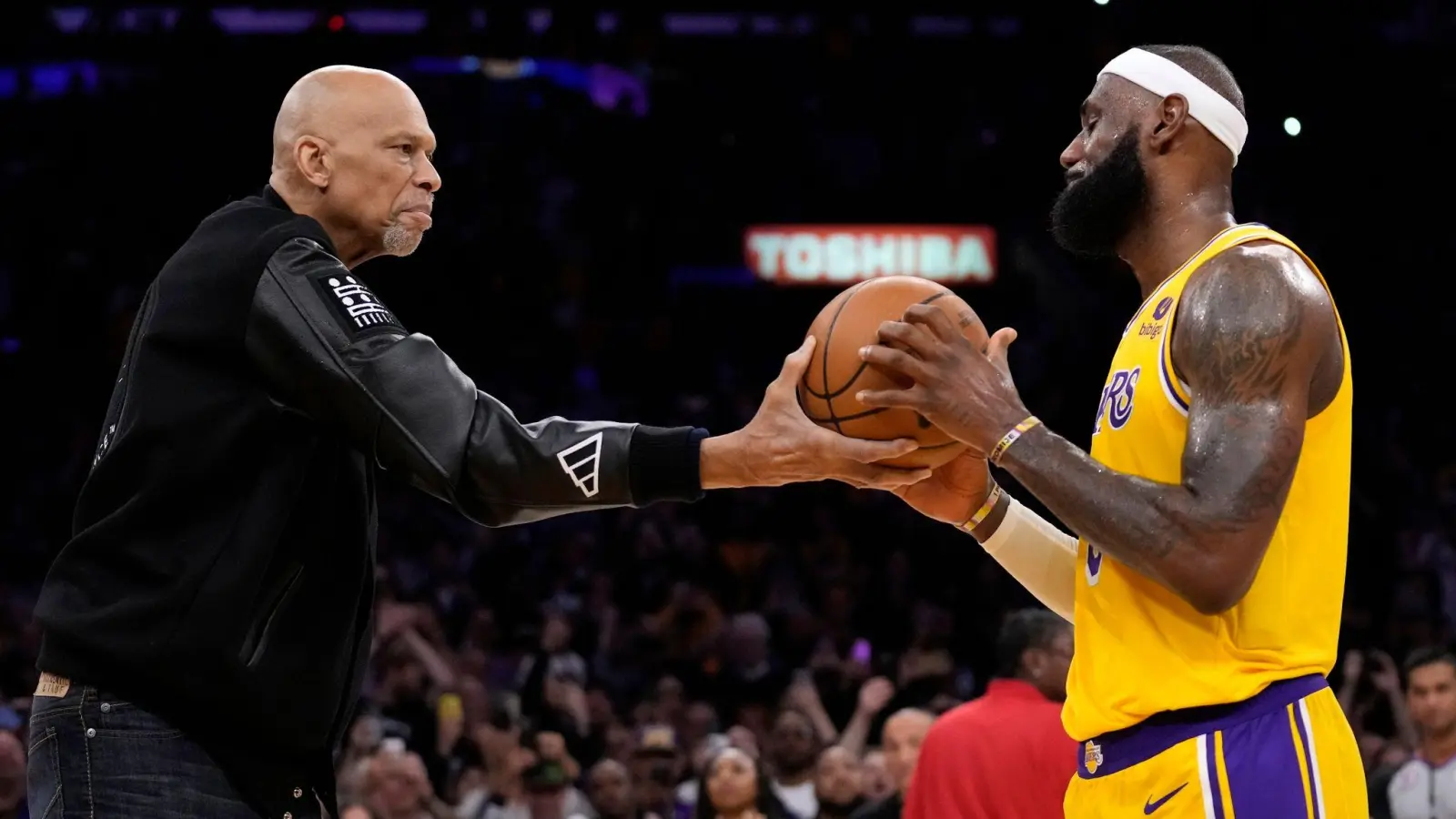 NBA-Legende Kareem Abdul-Jabbar (l) gratuliert LeBron James zum Rekord. (Foto: Ashley Landis/AP/dpa)