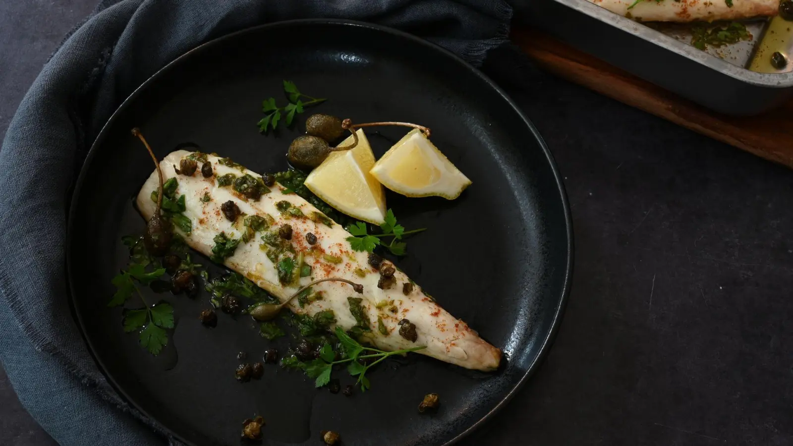 Die Zitrone zum Fisch sorgt für eine frische Note, die braune Butter für ein nussiges Aroma und die knusprig gebratenen Kapern für einen Crunch-Effekt. (Foto: Julia Uehren/dpa-tmn)