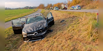 Bei dem Unfall kollidierte ein Mercedes frontal mit einem Seat. Dessen Fahrer starb noch an der Unfallstelle. Die Beifahrerin und der Mercedes-Fahrer erlitten schwere Verletzungen. (Foto: Tizian Gerbing)