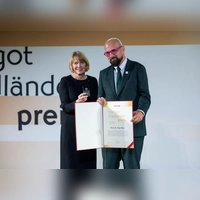 Juryvorsitzende Elke Büdenbender überreicht den Margot Friedländer Preis 2026 an den Münchner Hochschullehrer Guy Katz. (Foto: Christophe Gateau/dpa)