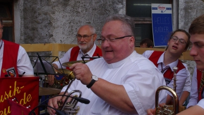 Pfarrer Dr. Johannes Wachowski (Mitte) spielt gerne bei der Kirchweih unter den Musikfreunden Unternbibert mit. (Foto: Harald Beck)