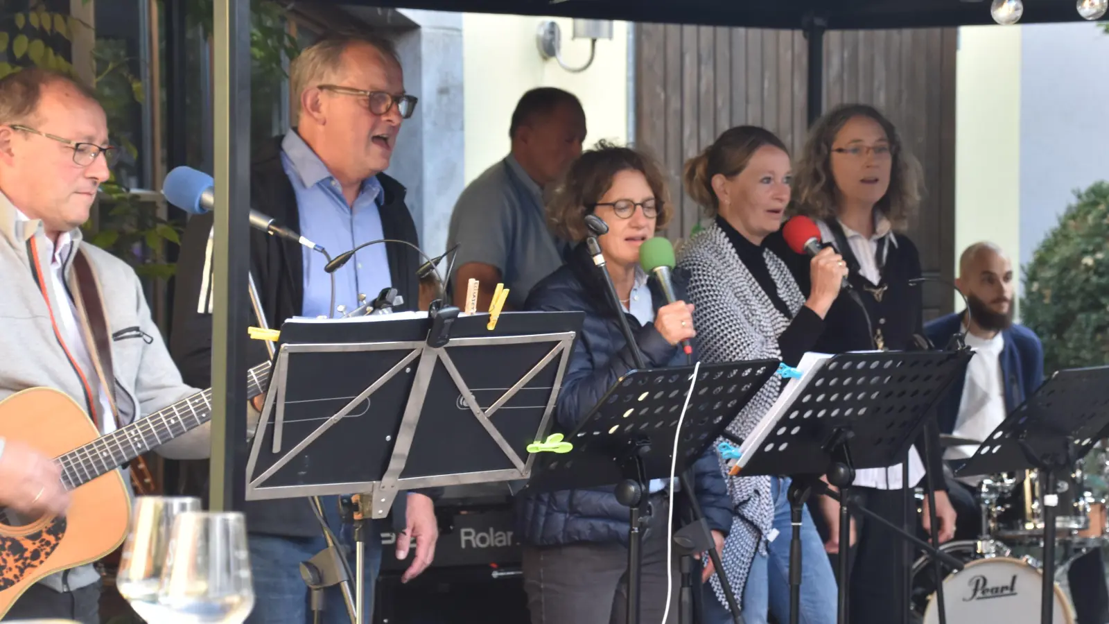 Die „Brügel Band“ mit (von links) Georg Brügel, Klaus Rolshoven, Dorothea Stefan, Katrin Rolshoven und Anja Schönfeld sowie – im Hintergrund – Matthias Subatzus und Aushilfs-Drummer Marc Schelter bei einem Open-Air-Konzert in einem Seinsheimer Weingut (verdeckt: E-Pianistin Jutta Funk). (Archivfoto: Andreas Reum)