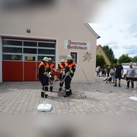 Ein Team der Feuerwehr Reichenbach testete schon einmal eines der Spiele der Feuerwehr-Olympiade am kommenden Sonntag (Foto: Peter Tippl)