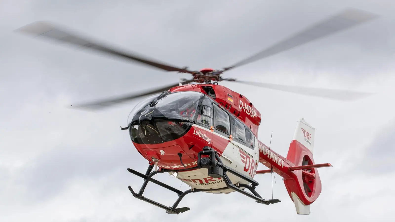 Rettungskräfte bargen den Mann und flogen ihn per Hubschrauber in ein Krankenhaus. (Symbolbild)  (Foto: Daniel Karmann/dpa)