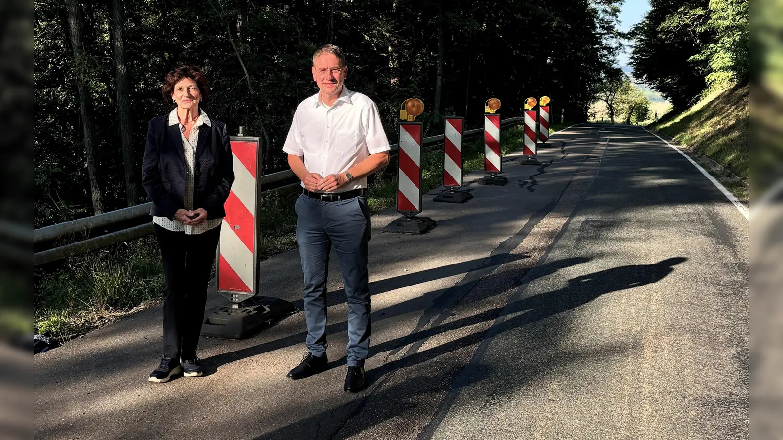 Diebachs Bürgermeisterin Gabriele Hofacker und Landrat Dr. Jürgen Ludwig trafen sich an der Kreisstraße AN7. In diesem Bereich beginnt die Sanierung der Böschung. (Foto: Landratsamt Ansbach/Nina Auernhammer)