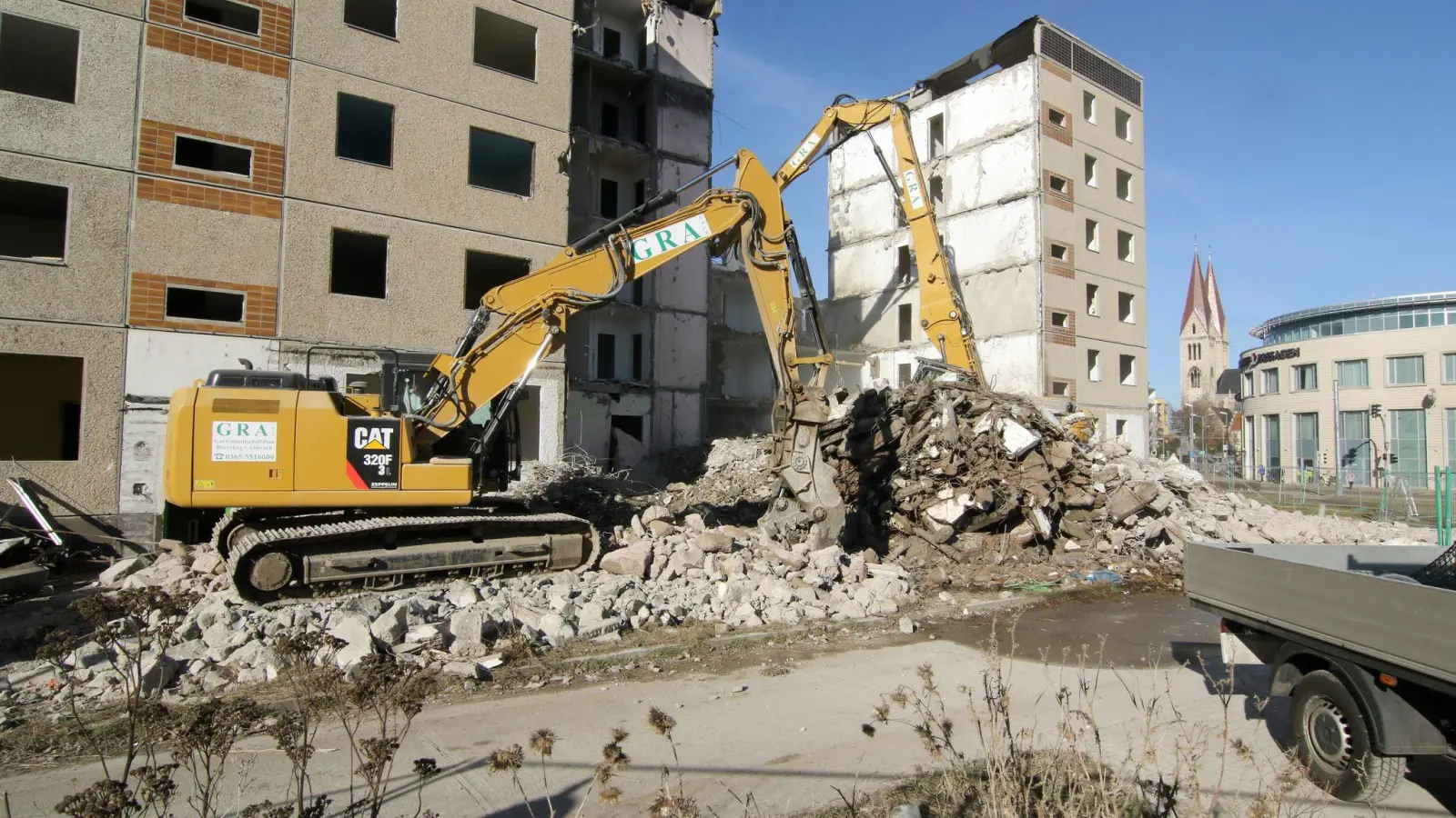 Abriss eines Wohnblocks. Über die Hälfte der Abfälle in Deutschland sind Bauabfälle (Foto: Matthias Bein/dpa-Zentralbild/dpa)