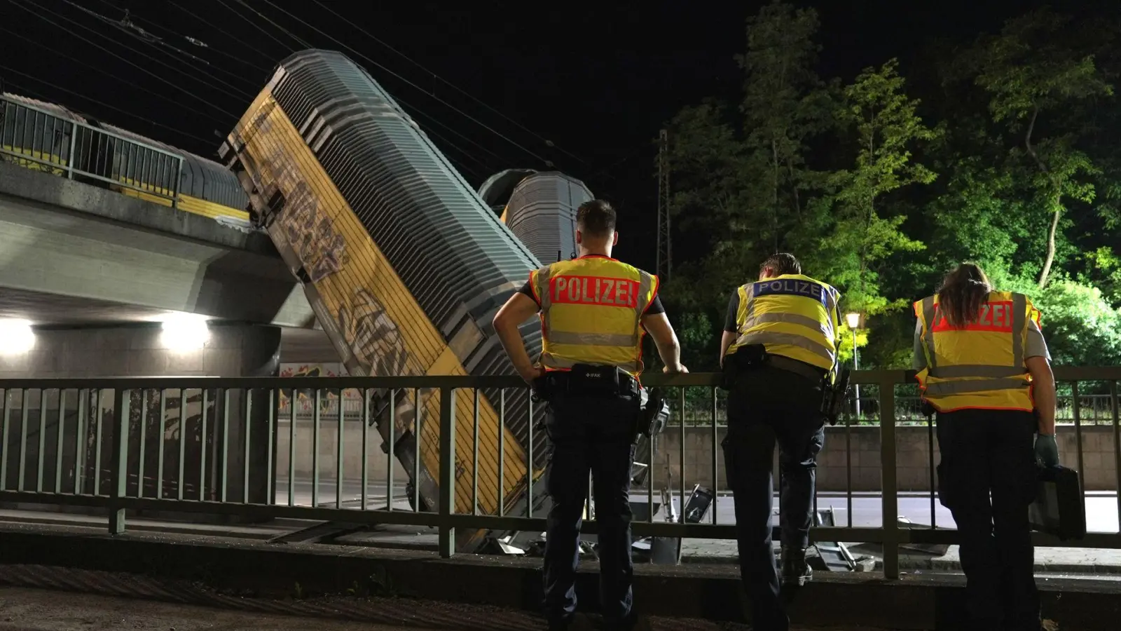 Bei dem Unglück verletzte sich ein Mensch lebensgefährlich.  (Foto: Ehsan Monajati/dpa)