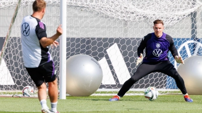 Bundestrainer Julian Nagelsmann schießt beim Abschlusstraining auf das Tor seiner neuen Nummer eins Mac-André ter Stegen. (Foto: Daniel Karmann/dpa)