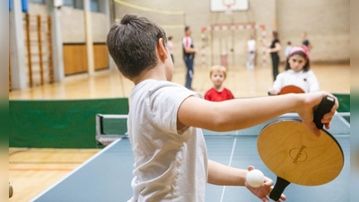 Ob an der Tischtennisplatte oder einem Netz: Die Kinder und Erwachsenen haben sichtlich Spaß am Spielen der neuen Sportart, die in Ansbach entwickelt wurde. (Foto: Evi Lemberger)