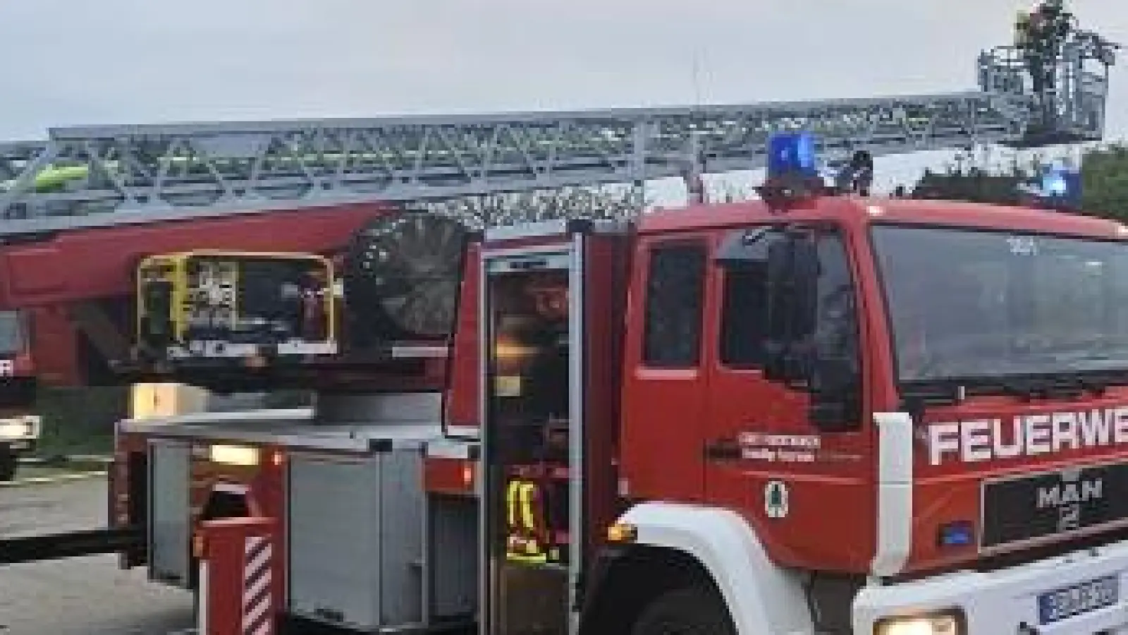 Mit der Drehleiter musste am Dienstag in Großohrenbronn ein Verletzter geborgen werden. (Symbolbild: Wolfgang Grebenhof)
