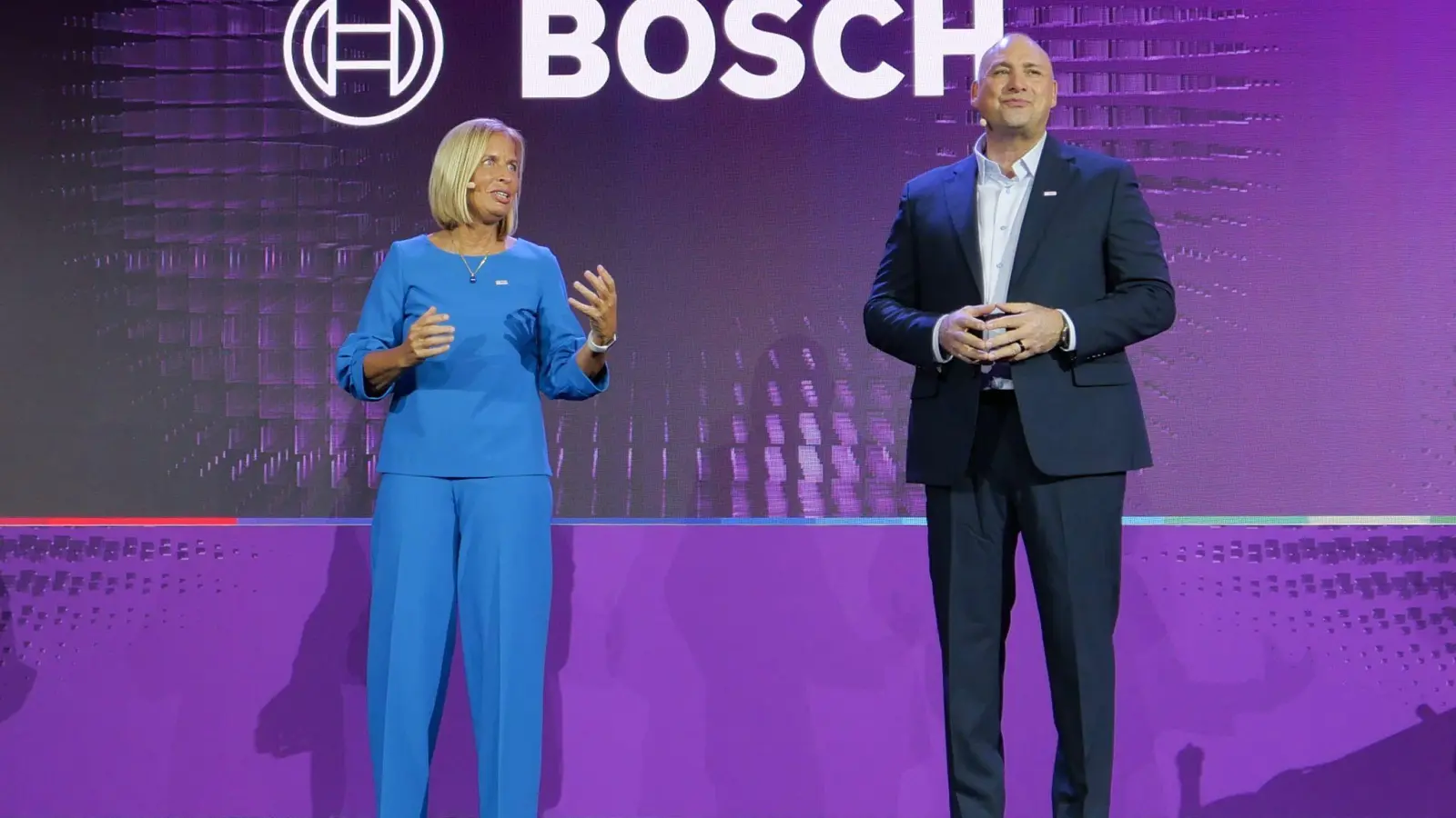 Bosch hat auf der Technikmesse CES ein KI-basiertes Fahrzeug-Cockpit vorgestellt.  (Foto: Christoph Dernbach/dpa)