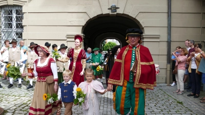 Einer der Höhepunkte der Kichweih in Bad Windsheim: Der Wagnertanz am Sonntag. Die Wagnertanzgilde Bad Windsheim beim Einzug auf den Dr.-Martin-Lutherplatz bejubelt vom bereits gespannt wartenden Publikum. (Foto: Sylvia Fehlinger)