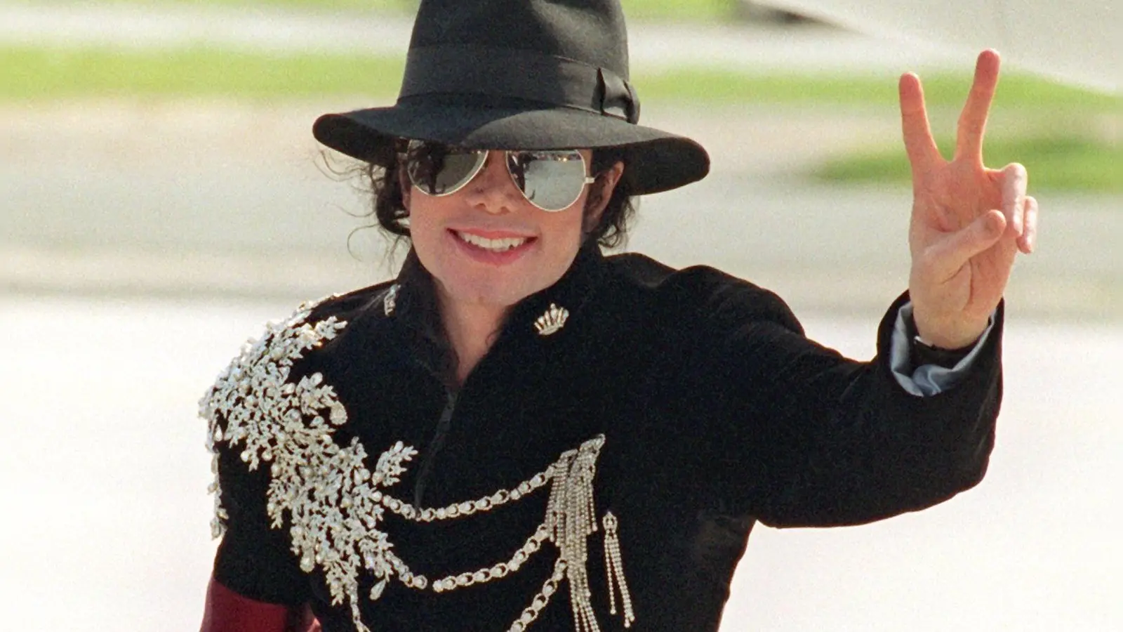 Der kurze Teaser zeigt ikonische Momente der Karriere des „King of Pop“. (Foto: Kay Nietfeld/dpa)