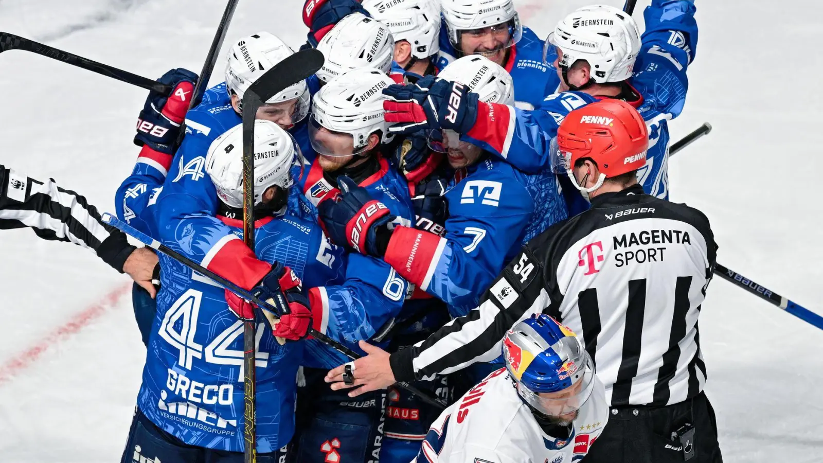 Nach 2019 mal wieder im Finale: die Adler Mannheim. (Archivbild) (Foto: Uwe Anspach/dpa)