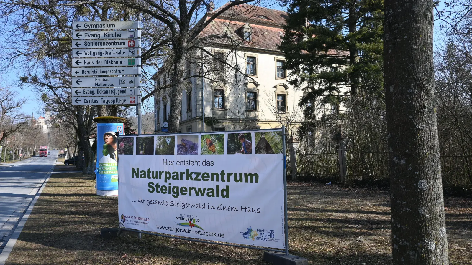 Ein Transparent verkündet schon seit geraumer Zeit, was mit dem Gebäude dahinter in ein paar Jahren geschehen soll. (Foto: Andreas Reum)