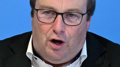 NRW-Verkehrsminister Krischer hat eine Warnung an seinen Amtskollegen im Bund. (Archivbild) (Foto: Federico Gambarini/dpa)