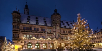 Das Rathaus war bislang in der Vorweihnachtszeit dezent beleuchtet. Daran soll sich auch nicht viel ändern. Der Stadtrat sprach sich nur für zusätzliche Elemente am Portal und im Lichthof aus. (Archivfoto: Willi Pfitzinger)