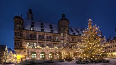 Das Rathaus war bislang in der Vorweihnachtszeit dezent beleuchtet. Daran soll sich auch nicht viel ändern. Der Stadtrat sprach sich nur für zusätzliche Elemente am Portal und im Lichthof aus. (Archivfoto: Willi Pfitzinger)