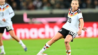 Für die Königlichen am Ball: Nationalspielerin Elisa Senß ist auch bei Real Madrid gesetzt. (Archivbild) (Foto: Sebastian Christoph Gollnow/dpa)