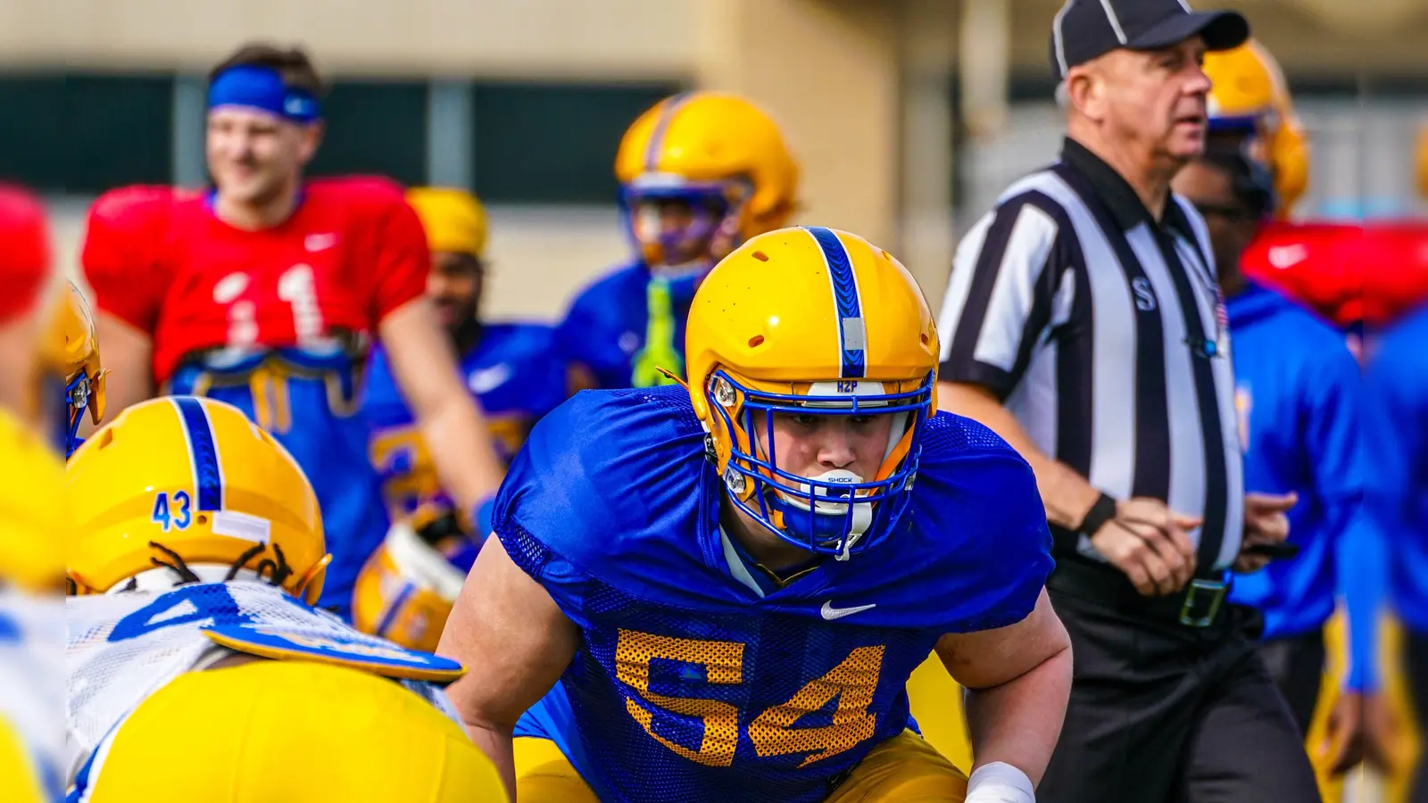 Die Nummer 54 beim Training: Blau und gelb sind die neuen Farben von Moritz Schmoranzer, dem Langenfelder, der die Football-Welt von Pittsburgh aus erobern will. (Foto: Will Christie, Pittsburgh)