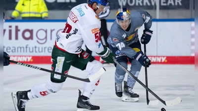  Les Lancaster (r) wechselt von München zu den Eisbären Berlin. (Archivbild) (Foto: Sven Hoppe/dpa)