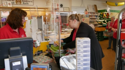 Der örtliche Kindergarten, für den gerade eingekauft wird, gehört zu den treuen Kunden der Familie Roth, die ihr Geschäft am Ende des Monats schließt. (Foto: Ulli Ganter)