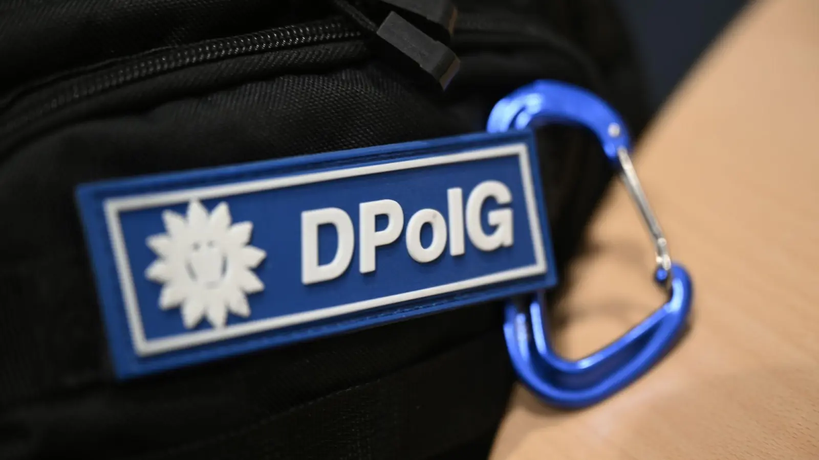 Fenster am Gebäude der Deutschen Polizeigewerkschaft wurden eingeschlagen. (Symbolbild)  (Foto: Marijan Murat/dpa)