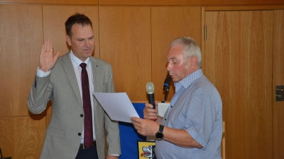 Von seinem Diespecker Mitbürger Helmut Roch, dienstältestes Mitglied des Kreistages, wurde Dr. Christian von Dobschütz (links) gestern Nachmittag in seinem neuen Amt vereidigt. (Foto: Patrick Lauer)